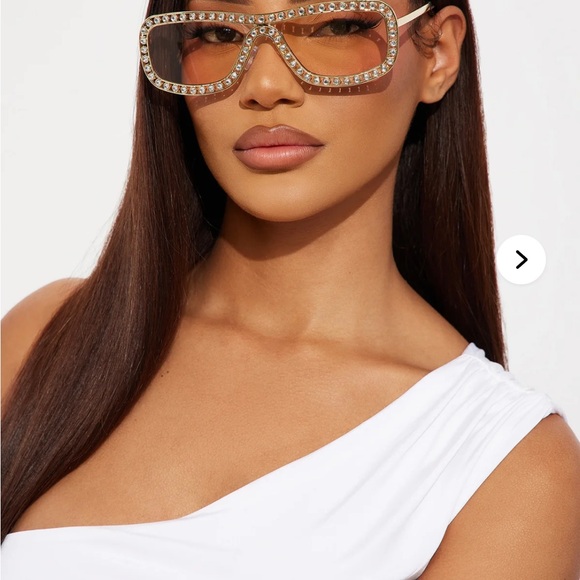 Gold Oversized Shield Sunglasses with Luxurious Design - Picture 3 of 4